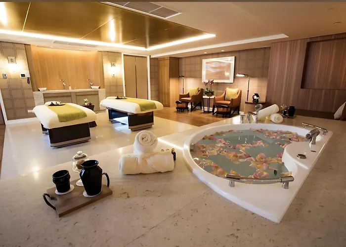 Luxury 1 Bedroom Facing Bay Sunset Near Okada Airports Moa Apartamento